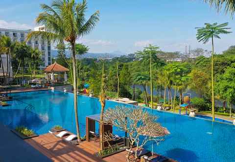 Swimming Pool Mason Pine Hotel Bandung