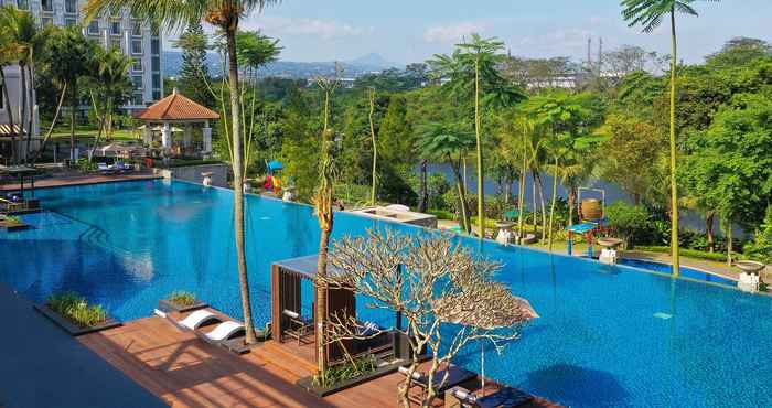 Swimming Pool Mason Pine Hotel Bandung