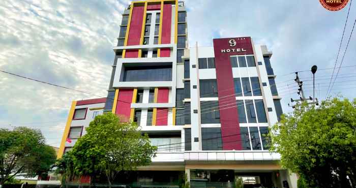 Bên ngoài G Hotel Pontianak