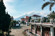 Sảnh chờ De Villa Istana Bunga by HouseinBandung