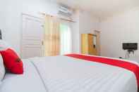 Bedroom RedDoorz Syariah near Plaza Andalas Padang 2