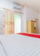 BEDROOM RedDoorz Syariah near Plaza Andalas Padang 2