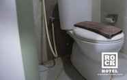 Toilet Kamar 4 Rock Hotel Family