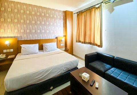 Bedroom Urbanview Hotel Cosmo Jambi