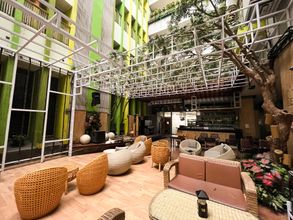 Bar, Cafe and Lounge 4 Wisata Niaga Hotel