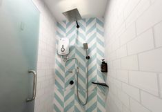 In-room Bathroom 6 Apple 1 Hotel Gurney