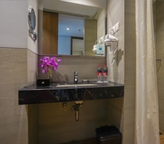 In-room Bathroom 7 BATIQA Hotel Palembang