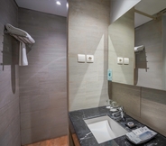 In-room Bathroom 5 BATIQA Hotel Palembang