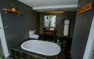In-room Bathroom 6 Abia Villa Legian