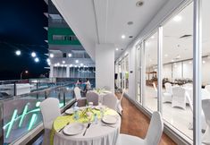 Restaurant 7 Whiz Prime Hotel Megamas Manado