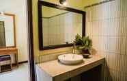 Toilet Kamar 5 Tebesaya Homestay 