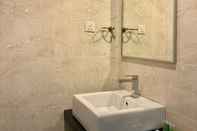 In-room Bathroom Chariton Hotel Nusa Bestari