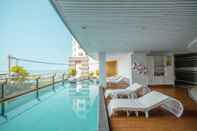 Kolam Renang Royal Beach View Suite