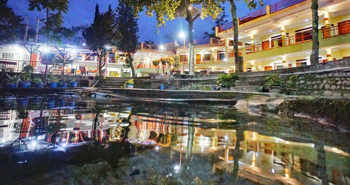 ภายนอกอาคาร Pandu Lakeside Hotel Parapat