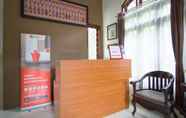 Lobby 6 RedDoorz Syariah near Ngade Lake