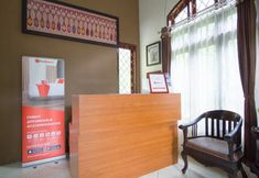 Lobby 6 RedDoorz Syariah near Ngade Lake Ternate