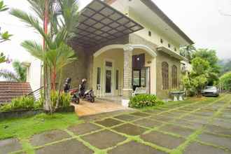 Exterior 4 RedDoorz Syariah near Ngade Lake