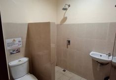 In-room Bathroom 7 Trenz Hotel Pekanbaru