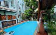 Kolam Renang 5 Sri Pat Guest House