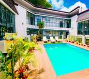 Kolam Renang 2 Erus Suites Hotel Boracay