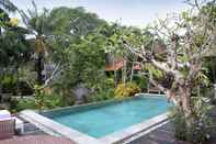 Swimming Pool Urbanest Inn Villa Seminyak