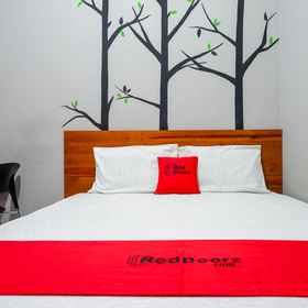 Bedroom 1 RedDoorz near Jogja Expo Center 2, A.R.A Hotels