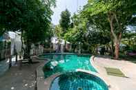 Swimming Pool Deeden Pattaya Resort