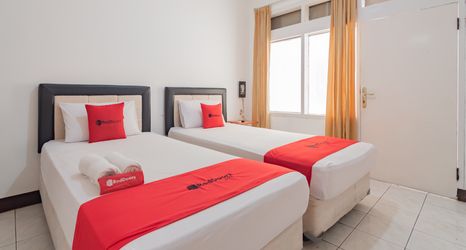 Others 2 RedDoorz Syariah near BTC Fashion Mall