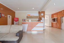 Lobby RedDoorz Syariah near BTC Fashion Mall