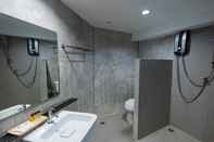 In-room Bathroom B2 Jomtien Pattaya Boutique & Budget Hotel