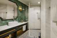 Toilet Kamar The Dilly Hotel