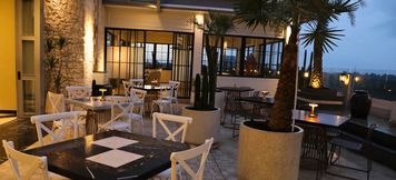 Bar, Cafe and Lounge 2 The Grantage Hotel & Sky Lounge