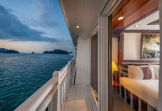 附近景观和景点 7 Indochina Sails Halong Bay
