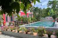 Swimming Pool Red House Homestay - Villa