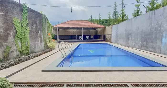 Swimming Pool Hotel Sri Indrawati Puncak Mitra RedDoorz