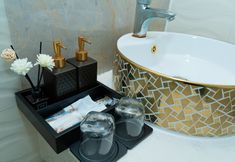 In-room Bathroom 6 Queen Central Hotel