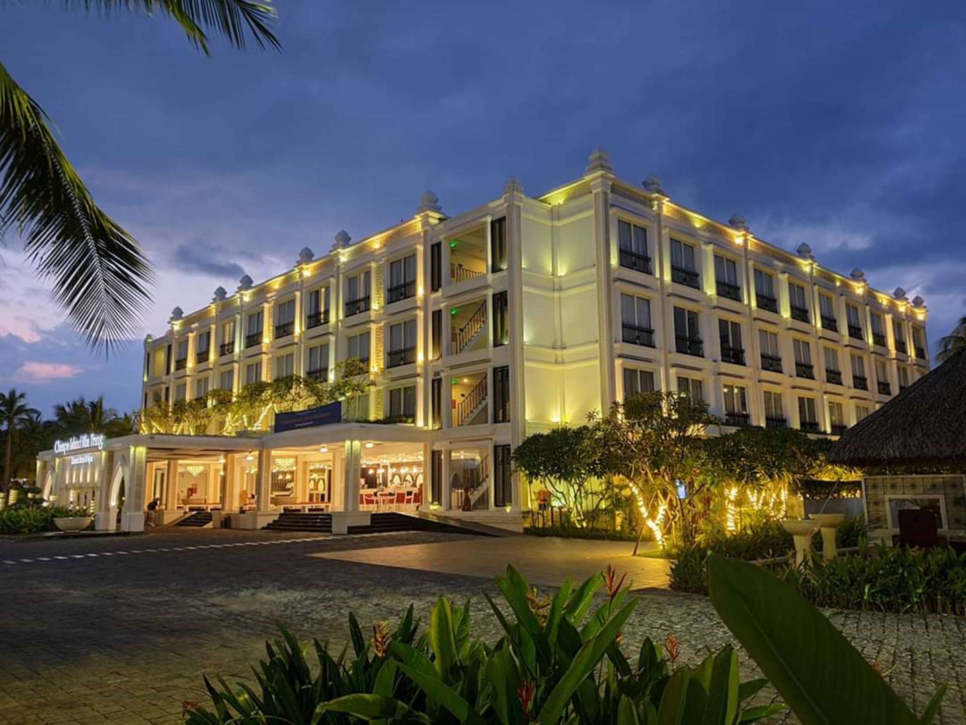 Champa Island Nha Trang - Resort Hotel & Spa khách sạn Nha Trang có bãi biển riêng