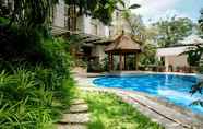 สระว่ายน้ำ 2 KJ Hotel Yogyakarta
