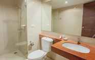 Toilet Kamar 5 Eastiny Resort & Spa