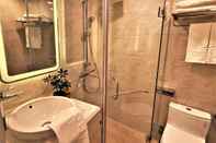 Phòng tắm bên trong Lucky Star Hotel Q5