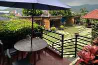 Quầy bar, cafe và phòng lounge Bata Merah Guest House & Camping Ground