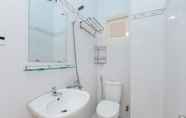 Toilet Kamar 6 Truong Phat Homestay