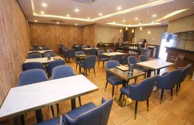 Bar, Kafe, dan Lounge 2 Golden Nasmir Hotel