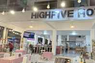 ภายนอกอาคาร Highfive Hotel