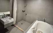 Toilet Kamar 4 Royal Suite Hotel