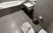 Toilet Kamar 6 Royal Suite Hotel