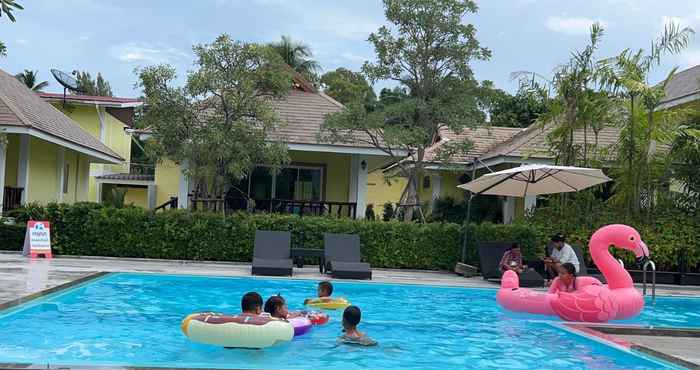 Swimming Pool Thipburee Resort