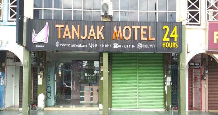 Bangunan OYO 90937 Tanjak Hotel