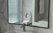 Toilet Kamar 3 J. Park Hotel and Serviced Apartment