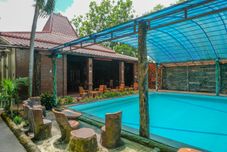 Swimming Pool RedDoorz @ Savitri Hotel